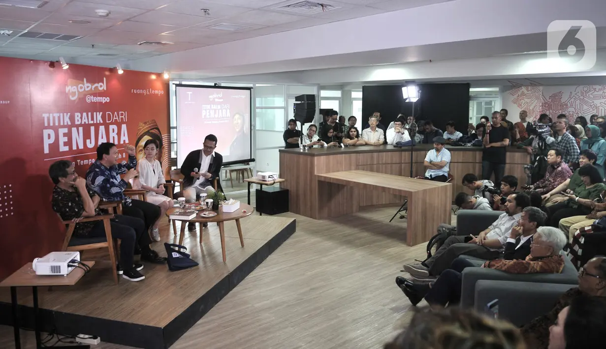 Suasana saat Basuki Tjahaja Purnama atau Ahok menyampaikan sambutan dalam peluncuran buku 'Panggil Saya BTP: Perjalanan Psikologi Ahok Selama di Mako Brimob' di Gedung Tempo, Palmerah, Jakarta, Senin (17/2/2020). Buku tersebut mengisahkan pengalaman Ahok dalam tahanan. (merdeka.com/Iqbal Nugroho)