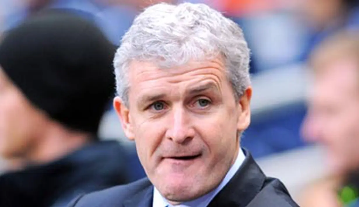 Manchester City's English manager Mark Hughes takes his seat before an FA cup third round football match against Nottingham Forest at The City of Manchester Stadium in Manchester, on January 3, 2009. AFP PHOTO/ANDREW YATES