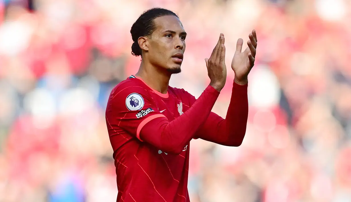 Virgil van Dijk - Pemain asal Belanda ini dibeli Liverpool dari Southampton dengan mahar 84,6 juta euro dan menjadikannya sebagai bek termahal di dunia kala itu. Berkat ketangguhannya Van Dijk sukses membawa The Reds juara Liga Champion dan Premier League. (AFP/Paul Ellis)