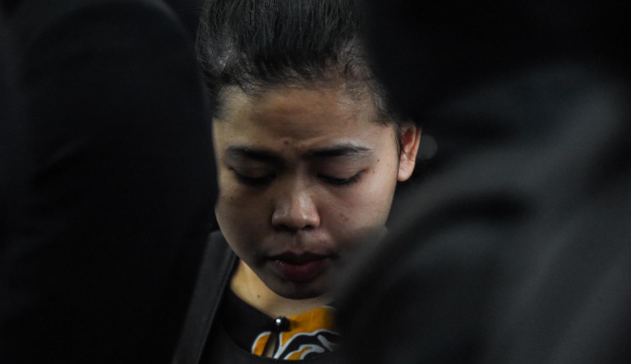 Tersangka kasus pembunuhan Kim Jong-nam, Siti Aisyah tiba di Bandara Internasional Kuala Lumpur, Selasa (24/10). Siti dan Doan Thi Huong melakukan reka ulang kejadian di tempat keduanya dituding meracuni kakak tiri pemimpin Korut itu. (MOHD RASFAN/AFP)