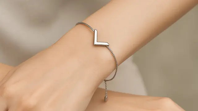 Model Gelang Bentuk V yang Elegan