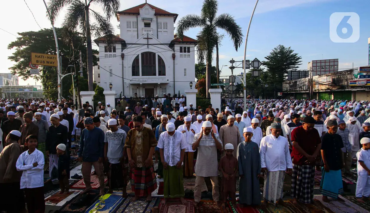 Salat Idul Fitri berlangsung khusyu dan khidmat. (Liputan6.com/Angga Yuniar)