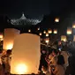 Peserta menerbangkan lampion sebagai tanda puncak perayaan Tri Suci Waisak 2566 BE/2022 di Candi Borobudur, Magelang, Jawa Tegah, Senin (16/05/2022) malam. Setelah sempat ditiadakan selama pandemi, pelepasan ribuan lampion di Pelataran Candi Borobudur pada Waisak tahun ini kembali diselenggarakan. (merdeka.com/Iqbal S.Nugroho)