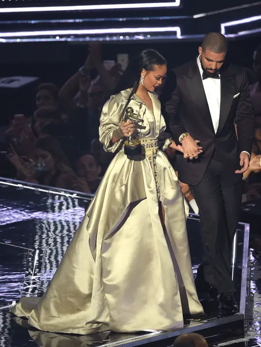 Deklarasi cinta diatas panggung pasangan yang beberapa kali putus nyambung diakhiri dengan saling peluk keduanya. Dengan mesra Drake mengandeng Rihanna turun panggung. (AFP/Bintang.com)