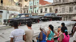 Sejumlah warga melihat langsung pembuatan film Fast and Furious 8 di Havana, Kuba (28/4). Fast and Furious 8 menjadi film Hollywood pertama yang melakukan syuting di Kuba sejak embargo pada tahun 1960. (AFP PHOTO/ADALBERTO ROQUE)