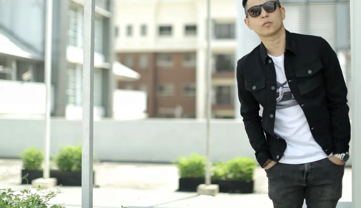 "Pertama gua bikin film tentang youtube, udah pasti yang kita ajak itu yutuber. Pertanyaannya youtuber mana? makanya kita mulai meeting nama-nama yang sekarang diperbincangkan dan belum pernah muncul di layar lebar," ujar Ernest di kantor Bintang.com.