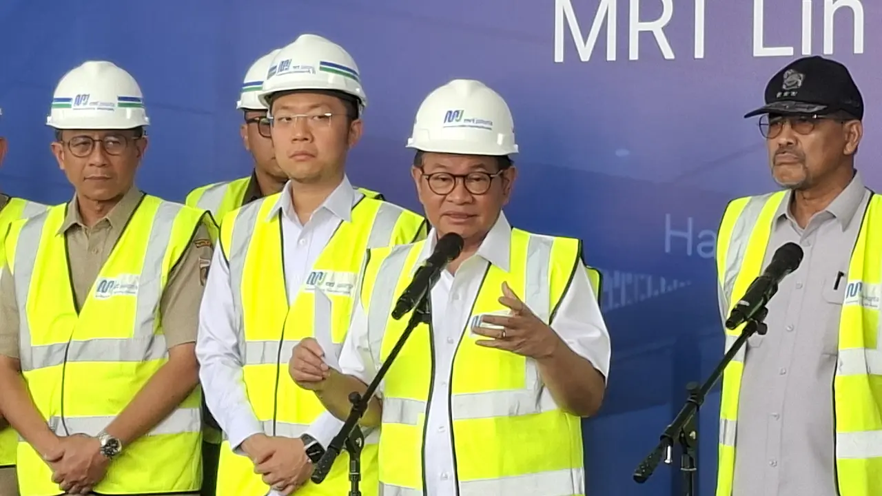 Gubernur DKI Jakarta Pramono Anung saat groundbreaking Entrance Stasiun MRT Harmoni di Komplek Pertokoan Duta Merlin, Jakarta Pusat.