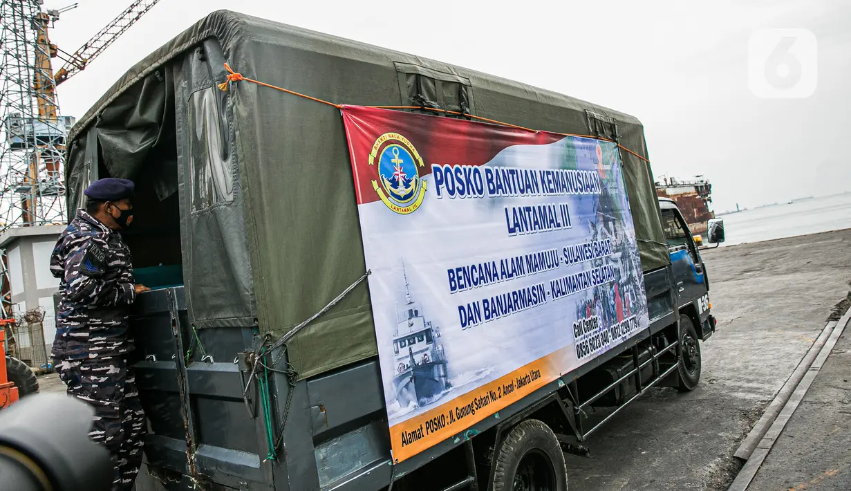 Personel TNI AL mengangkut barang bantuan tujuan Kalimantan Selatan dan Sulawesi Barat ke KRI Banda Aceh 593 di Dermaga 101 Pelabuhan Tanjung Priok Jakarta, Jumat (22/1/2020). TNI AL kembali mengirimkan bantuan untuk korban bencana alam di Kalsel dan Sulbar.  (Liputan6.com/Faizal Fanani)