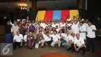Sejumlah peserta acara Sky Diver's Gathering melakukan sesi foto bersama di Jakarta, Jumat (22/7). Acara tersebut diadakan dalam rangka menjaga tali silaturahim antarpenerjun payung serta membahas regenerasi. (Liputan6.com/Immanuel Antonius)