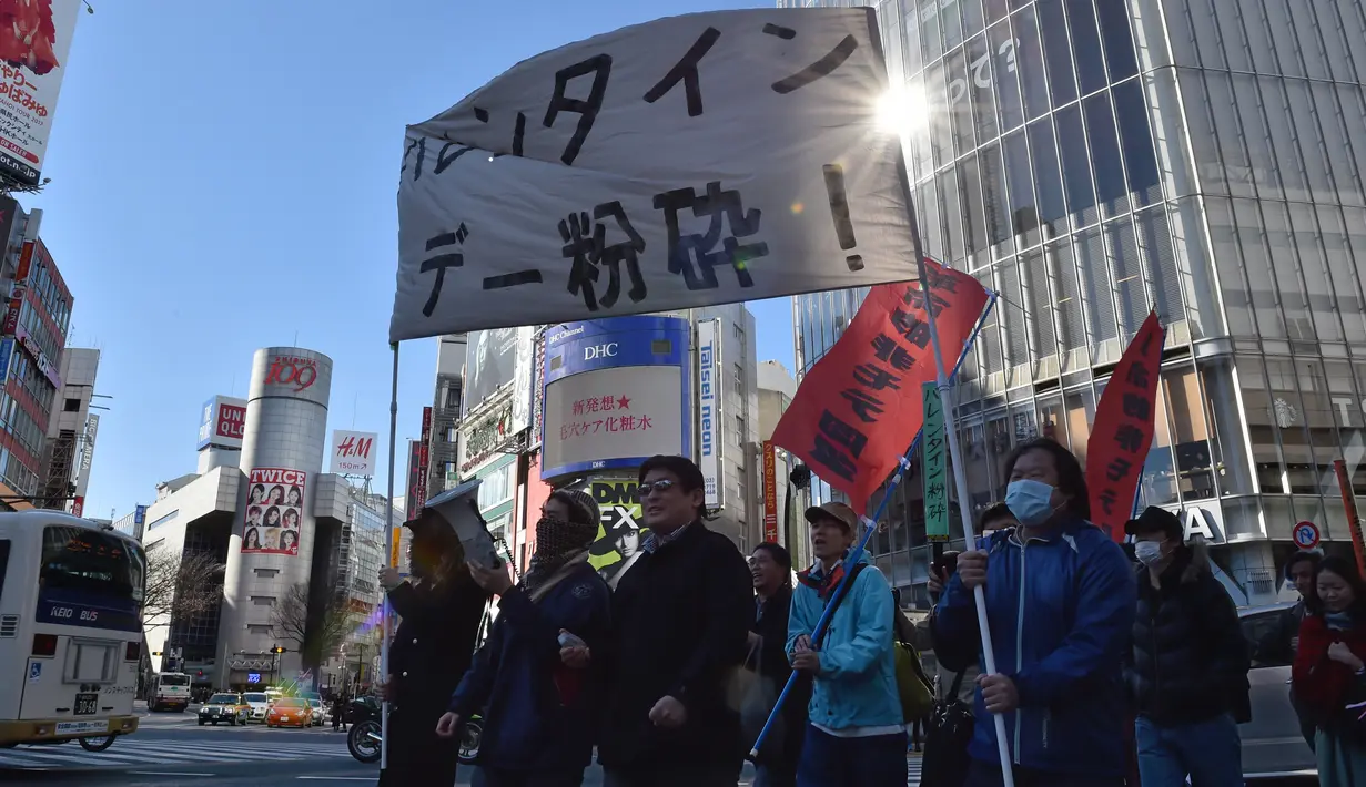 Aksi demonstrasi anti-Valentine yang digelar oleh sekelompok pria yang merupakan anggota ‘Kakuhido’ di Tokyo, Jepang, Minggu (12/1). Kelompok ini pertama kali dibentuk oleh Katsuhiro Furusawa pada 2006 usai diputuskan oleh kekasihnya. (KAZUHIRO NOGI/AFP)