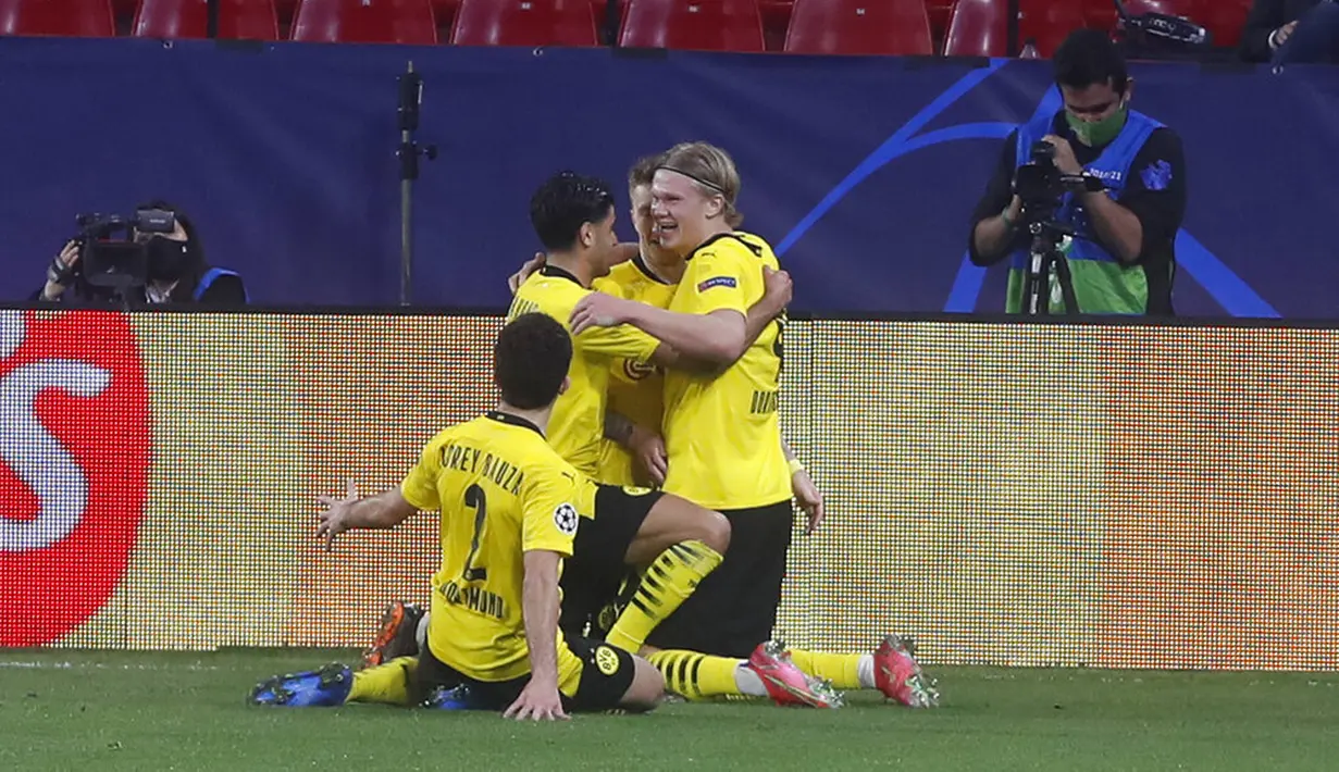 Pemain Borussia Dortmund Erling Haaland (kanan) melakukan selebrasi usai mencetak gol ke gawang Sevilla pada leg pertama babak 16 besar Liga Champions di Stadion Ramon Sanchez Pizjuan, Seville, Spanyol, Rabu (17/2/2021). Borussia Dortmund menang 3-2. (AP Photo/Angel Fernandez)