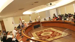 Suasana pertemuan Mendag Rachmat Gobel dan Asosiasi Pengusaha Indonesia (Apindo) di Gedung Kemendag, Jakarta (13/4/2015). Kerjasama Kemendag dengan Apindo untuk meningkatkan target ekspor dan penguatan pasar dalam negeri. (Liputan6.com/Helmi Afandi)
