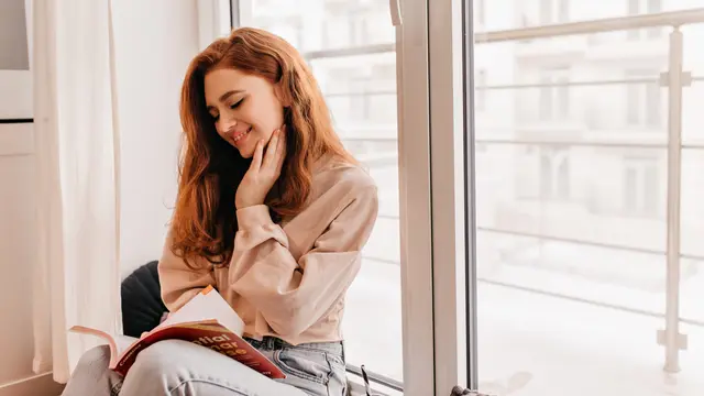 wanita november cerdas baca buku