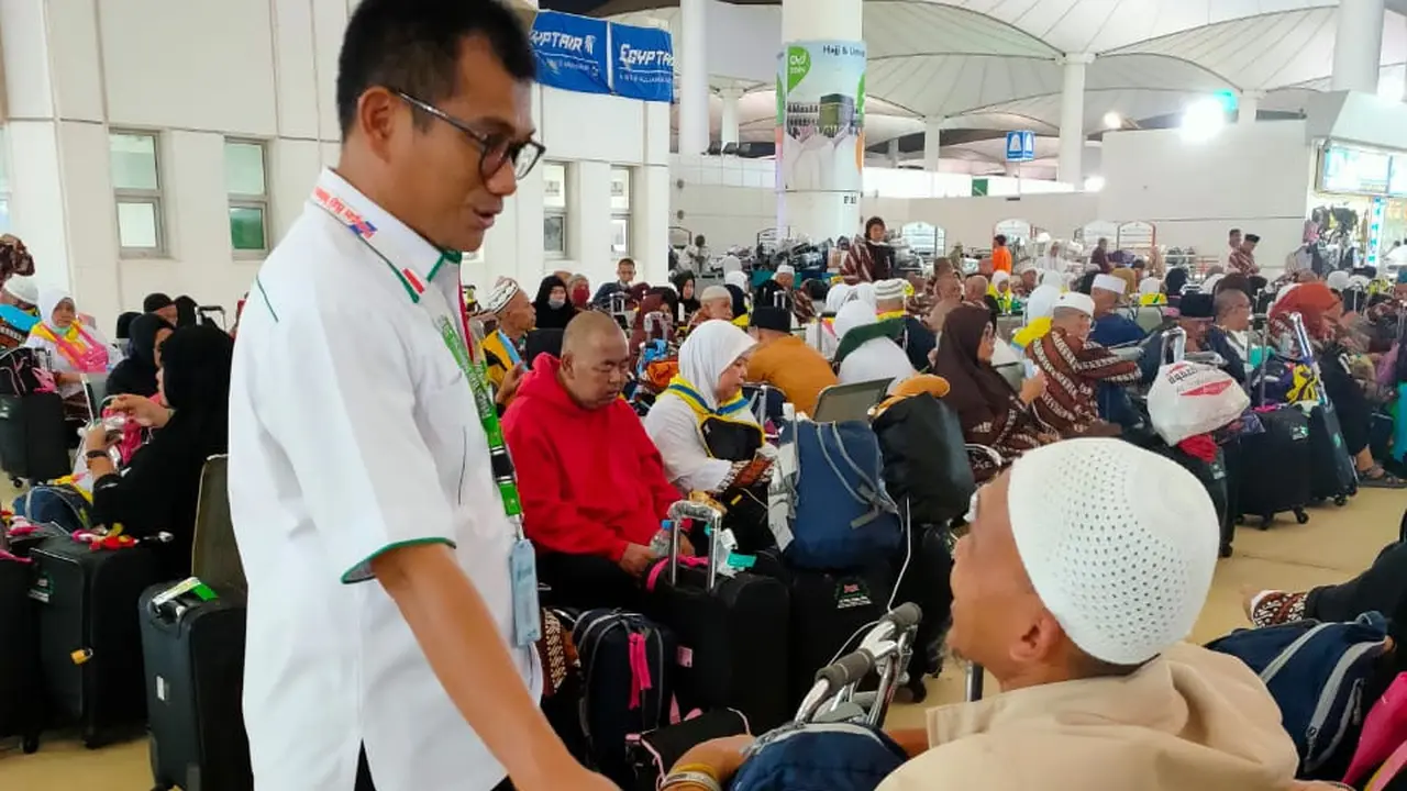 Direktur Bina Umrah dan Haji Khusus (UHK) Kementerian Agama Arfi Hatim meninjau langsung proses pemulangan jemaah haji khusus di Bandara King Abdulaziz, Jeddah. Dok Kemenag