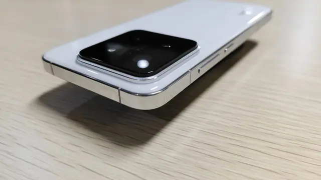 Bagian Atas dan Kanan Xiaomi 14