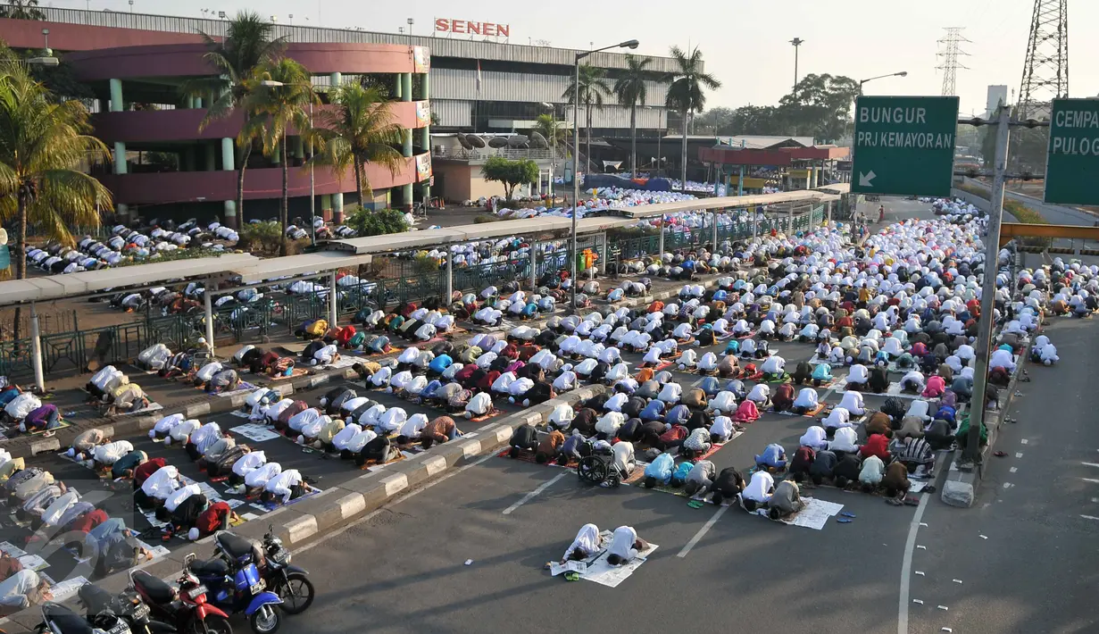 Ribuan umat muslim melaksanakan Shalat Idul Adha 1436 H di Kawasan Senen, Jakarta, Kamis (24/9/2015). Banyaknya jamaah yang datang membuat mereka melaksanakan Shalat Ied di jalan.(Liputan6.com Gempur M Surya)
