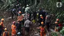 Tim SAR gabungan berusaha mencari sisa korban tanah longsor akibat gempa Cianjur di kawasan, Cugenang Kabupaten Cianjur Jawa Barat, Jumat (25/11/2022). Upaya pencarian korban terpaksa dihentikan sementara akibat hujan. (Liputan6.com/Helmi Fithriansyah)