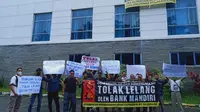 Sejumlah perwakilan buruh menggelar aksi di Jalan A.H. Nasution No.236, Ujung Berung, Cipadung Kulon, Kec. Panyileukan, Kota Bandung. (Liputan6.com/Dikdik Ripaldi)