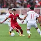 Marselino Ferdinan (tengah) berusaha lepas dari penjagaan dua pemain Vietnam saat Timnas Indonesia bertanding pada semifinal Piala AFF 2022 di Stadion Utama Gelora Bung Karno, Jumat (6/1/2023) sore WIB. (Bola.com/Bagaskara Lazuardi)