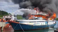 Kapal penumpang antar pulau bermerek KM Beriloga Terbakar di KM 0, Pelabuhan Tuapeijat Kabupaten Kepulauan Mentawai, Sumatera Barat (Sumbar) pada Rabu (13/7/2022) siang. (liputan6.com/ ist)