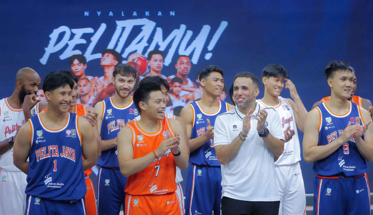 Untuk diketahui, pada gelaran IBl 2026, terdapat cukup banyak perubahan di skuad Pelita Jaya Jakarta. Tampak dalam foto, pemain dan pelatih Pelita Jaya Jakarta saat mengikuti acara perkenalan skuad untuk mengarungi Indonesian Basketball League (IBL) 2026 di The Convergence Indonesia, Kuningan, Jakarta Selatan, Kamis (8/1/2026). (Bola.com/M Iqbal Ichsan)