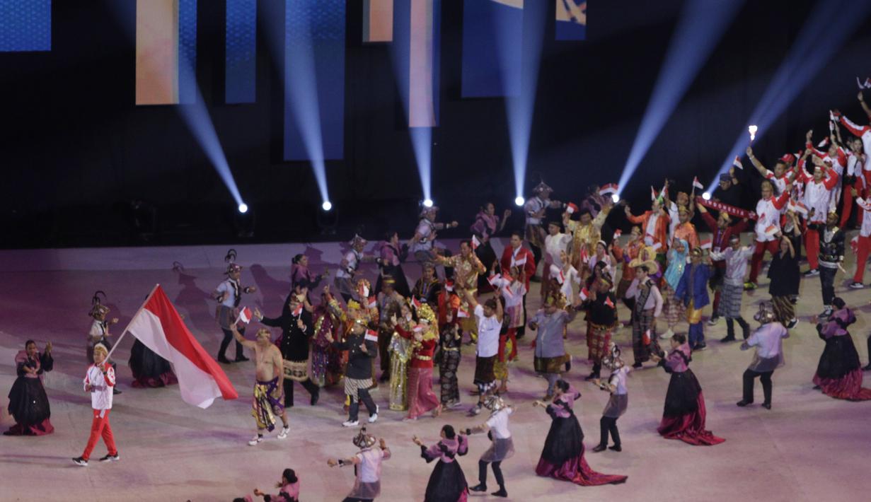 Pakaian adat membuka jalan kontingen Indonesia saat upacara pembukaan SEA Games 2019 di Philipine Arena Bulacan, Manila, Sabtu (30/11). Pesta olahraga se-Asia Tenggara ini akan berlangsung hingga 11 Desember. (Bola.com/M Iqbal Ichsan)