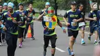 Salah satu pelari mengenakan topeng saat mengikuti Pertamina Eco Run 2017 di Pantai Karnaval Ancol, Jakarta, Sabtu (16/12). Ribuan pelari ambil bagian pada lomba yang bertema Lari Lestarikan Bumi. (Liputan6.com/Helmi Fithriansyah)