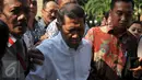 Direktur Utama PT Pelindo II, Richard Joost Lino menuju mobil yang menjemputnya usai menjalani pemeriksaan di Bareskrim Mabes Polri, Jakarta, (18/11/2015). RJ Lino diperiksa selama 6 jam dengan 12 pertanyaan. (Liputan6.com/Gempur M Surya)