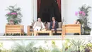 Presiden Joko Widodo berbincang dengan PM India, Narendra Modi di Istana Merdeka, Jakarta, Rabu (30/5). Pertemuan tersebut membahas kerja sama pertahanan, di antaranya terkait dengan meriam air buatan Pindad dan Tata Motors. (Liputan6.com/Angga Yuniar)
