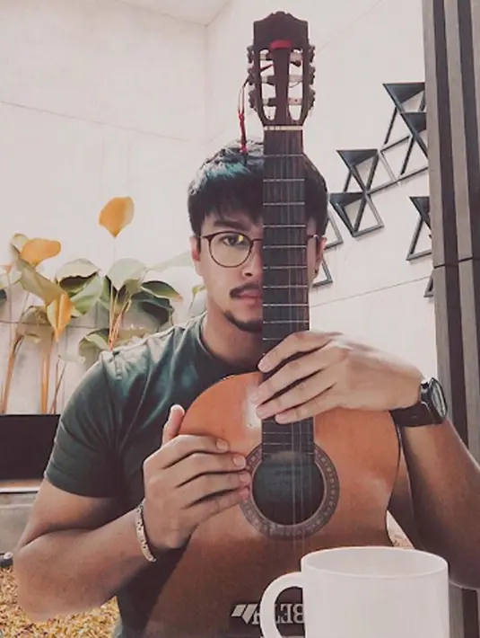 Tidak hanya jago berakting, Pria yang sempat membintangi opera sabun Tetangga Masa Gitu?, ternyata juga jago bermain gitar dan bernyanyi. (Liputan6.com/IG/devamahenra)
