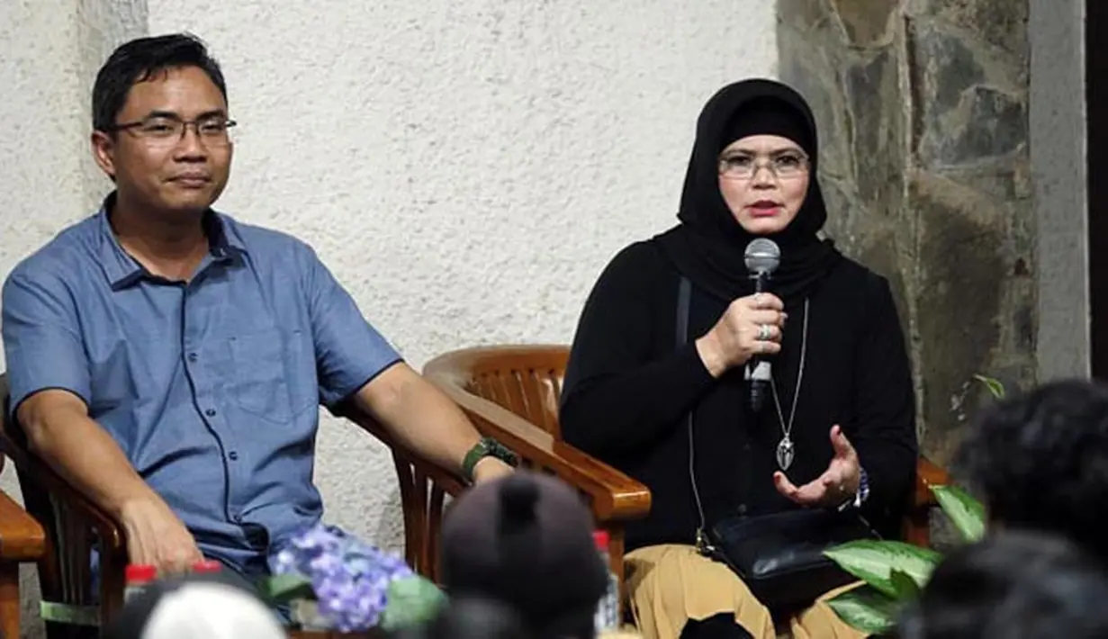 Banyak tradisi yang sudah menjadi kebiasaan mereka. Seperti saat momen lebaran seperti sekarang ini, ia bersama Oi (nama untuk penggemar Iwan Fals) setiap tahunnya selalu mengadakan halal bihalal.(Deki Prayoga/Bintang.com)