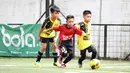 Para pemain U-11 berebut bola dan berusaha mencetak gol dalam Liga Bola Indonesia di Sabnani Park, Tangerang Selatan, Minggu (16/10/2016). (Liga Bola Indonesia)
