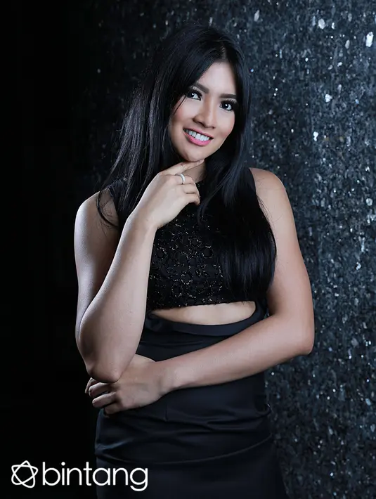 Putri Indonesia 2015 ini beruntung selalu mendapat pesan dari sang mama yang selalu mengingatkannya untuk berdoa. Karena ibadah merupakan salah satu cara yang bisa menenangkan seseorang. (Galih W. Satria/Bintang.com)