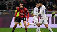 Penyerang muda AC Milan, Francesco Camarda (kiri), berusaha merebut bola dari bek Forentina, Fabiano Parisi, dalam laga giornata 13 Serie A Liga Italia di San Siro, Minggu (26/11/2023) dini hari WIB. AC Milan menang 1-0 dalam laga ini. (Isabella BONOTTO / AFP)