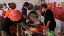 Relawan memasak makanan di dapur umum peduli COVID-19 di kawasan Karet Semanggi, Jakarta, Selasa (13/7/2021). Menurut keterangan relawan, dalam sehari dapur umum tersebut menghasilkan rata-rata 1.000 paket makanan. (Liputan6.com/Faizal Fanani)