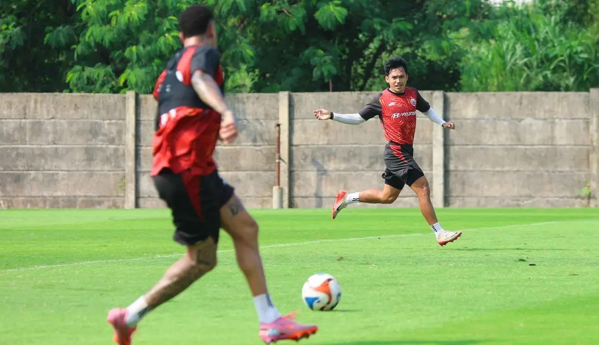 Pemain Persija Jakarta, Witan Sulaeman (kanan) saat mengikuti sesi latihan di Persija Training Ground, Bojongsari, Kota Depok, Jawa Barat, Kamis (7/5/2026). (Bola.com/M Iqbal Ichsan)