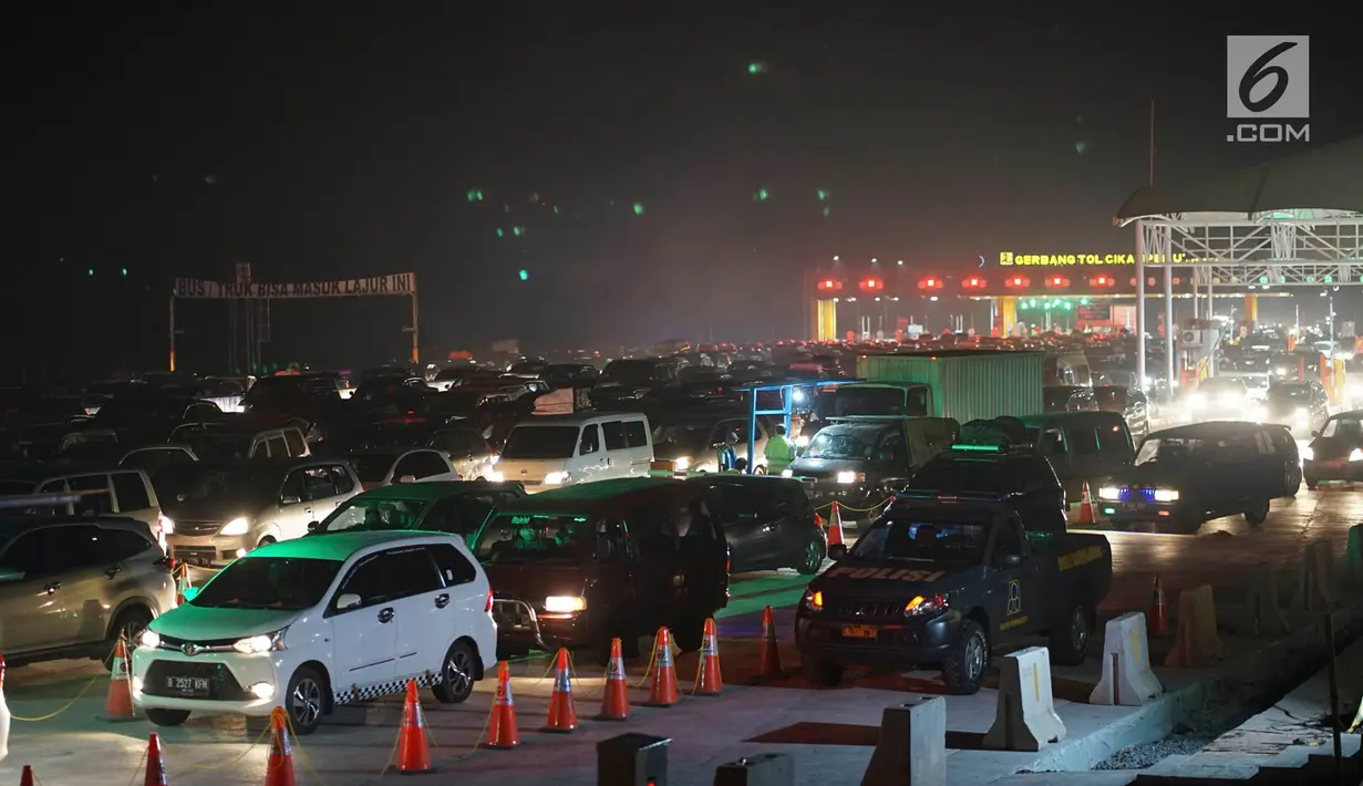 Kendaraan pemudik memadati sekitar Gerbang Tol Cikampek Utama, Jawa Barat, Jumat (7/6/2019). Banyaknya pemudik yang mulai kembali ke Ibu kota menyebabkan peningkatan volume kendaraan sehingga menyebabkan arus lalu lintas kian padat. (Liputan6.com/Immanuel Antonius)