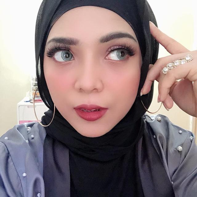 Putuskan Berhijab Ini 6 Potret Istri Youtuber Arif Mak Beti