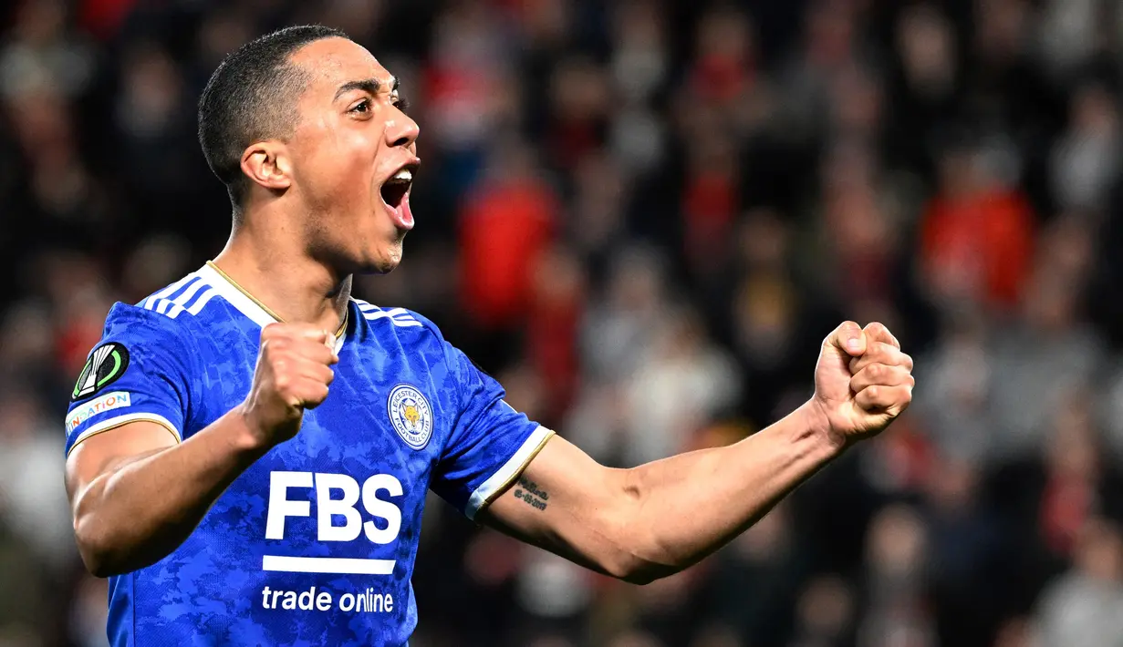 Pemain Leicester City, Youri Tielemans, melakukan selebrasi saat melawan Rennes pada laga UEFA Europa Conference League di Roazhon Park (17/3/2022). MU kerap mengalami kesulitan saat Casemrio absen. Karena itu, Setan Merah bisa mendatangkan Youri Tielemans dari Leicester City yang kemungkinan besar akan meninggalkan Leicester dengan status bebas transfer pada akhir musim nanti. (AFP/Damien Meyer)