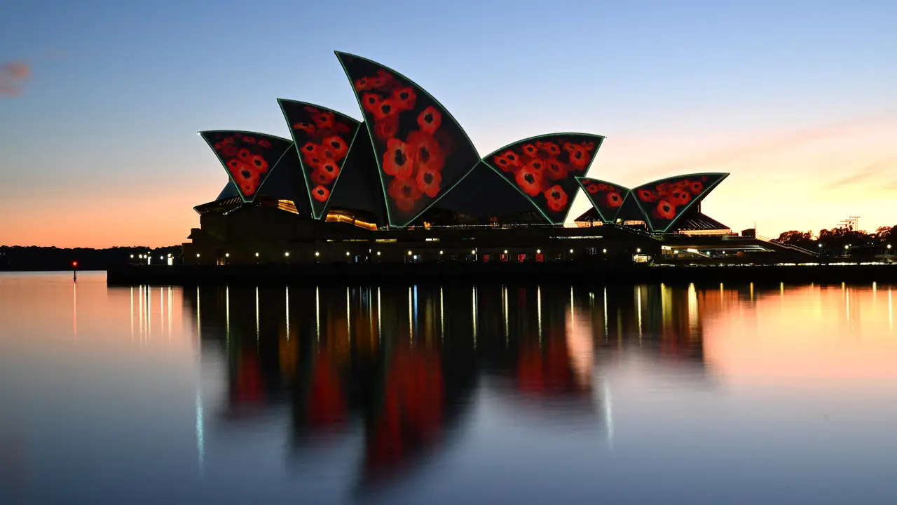 Sydney Opera House Diterangi dengan bunga poppy