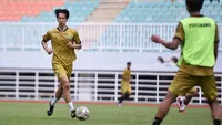 Pemain asing Persikabo 1973 asal Jepang, Kaishu Yamazaki (kiri) dalam sebuah sesi latihan. (Bola.com/Nandang Permana)
