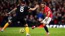 Gelandang Manchester United, Bruno Fernandes, menendang bola saat melawan Wolverhampton Wanderers, Matt Doherty, pada laga Premier League di Stadion Old Trafford, Sabtu (1/2/2020). Kedua tim bermain imbang tanpa gol. (AP/Martin Rickett)