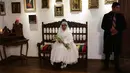 Model wanita mengenakan gaun pengantin di Museum Desain Pakaian Ana Palza di La Paz, Bolivia (20/5). (AP Photo/Juan Karita)