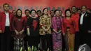 Ketua Umum PDIP Megawati Soekarno berpose dengan sejumlah pengurus PDIP saat menghadiri Peringatan Hari Ibu, Jakarta, Senin (22/12/2014). (Liputan6.com/Herman Zakharia)