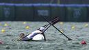 Perahu pasangan dayung Norwegia di nomor sculls ringan ganda putra, Kristoffer Brun dan Are Weierholt Strandli terbalik saat menyisakan 500 meter terakhir. (Foto: AP/Lee Jin-man)