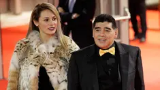 Legenda sepak bola Argentina Diego Maradona bersama kekasihnya, Rocio Oliva saat menghadiri undian Piala Dunia 2018 di Moskow, Rusia (1/12). Dalam acara tersebut, Maradona terlihat selalu ditemani sang kekasih. (AP Photo/Dmitri Lovetsky)
