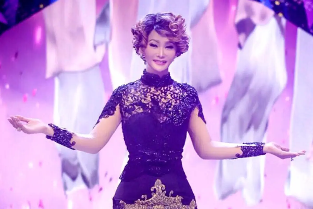 [Bintang] Glamor, Ini 8 Foto Inul Daratista Saat Pakai Gaun