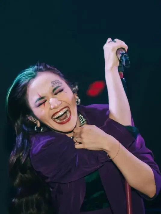 <p>Mahalini terlihat tampil menjadi Joker. Ia tampil allout dengan setelan warna ungu dan hijau. [Foto: instagram.com/mahaliniraharja]</p>