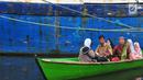 Umat muslim naik perahu menuju dermaga untuk menjalankan Salat Idul Adha 1438 H di kawasan Pelabuhan Sunda Kelapa, Jakarta, Jumat (1/9). Setelah menjalankan salat, umat muslim melakukan penyembelihan hewan kurban. (Liputan6.com/Helmi Afandi)