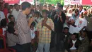 Capres yang didukung PDI Perjuangan, Partai NasDem, Partai Hanura, PKB, dan PKPI itu tengah berdialog dengan seorang nelayan, Medan, Selasa (10/6/14). (Liputan6.com/Herman Zakharia)